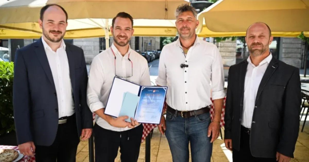 Oklevelet és ajándékot kapott az a pincér, aki a megtámadott Jeszenszky Géza segítségére sietett