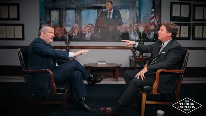 Ted Cruz texasi republikánus szenátor és Tucker Carlson vitáznak Carlson podcastműsorában – Forrás: Tucker Carlson / Youtube