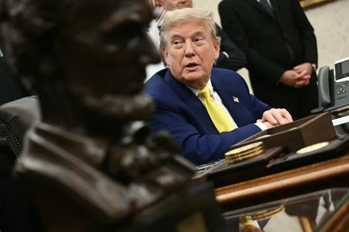 Donald Trump az ovális irodában – Fotó: Brendan Smialowski / AFP