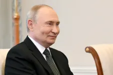 Putyin azt mondta, kész találkozni Zelenszkijjel, de szerinte kérdéses, hogy legitim-e a hatalma