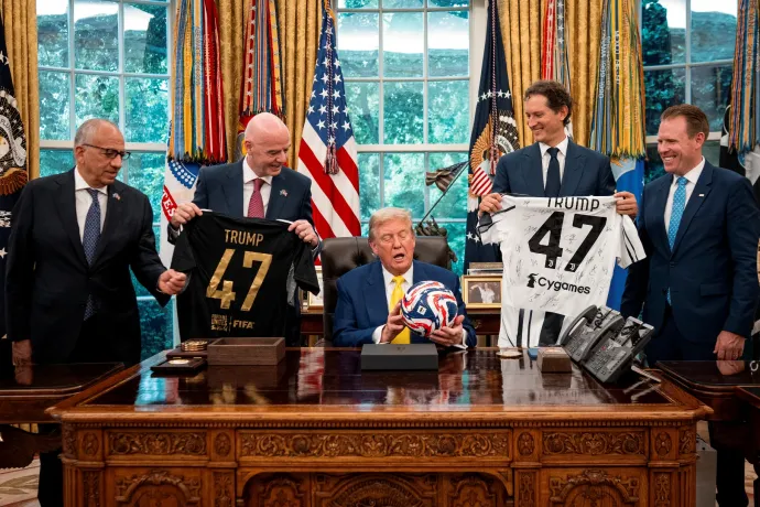 „Srácok, akár egy nő is beférhetne a csapatba, nem?” – kérdezte Trump a Juventus stábjától