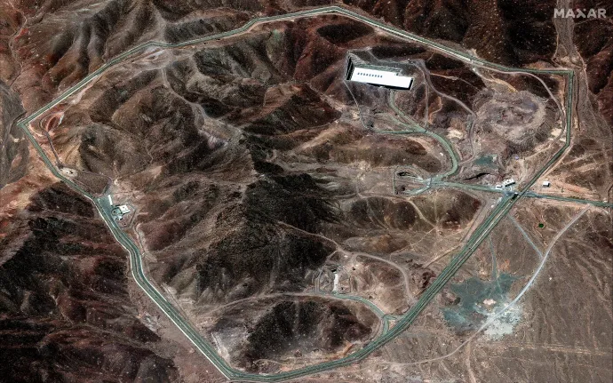 A Fordó atomlétesítmény Iránban egy 2025. június 14-én készült műholdfelvételen – Fotó: Maxar Technologies / Reuters