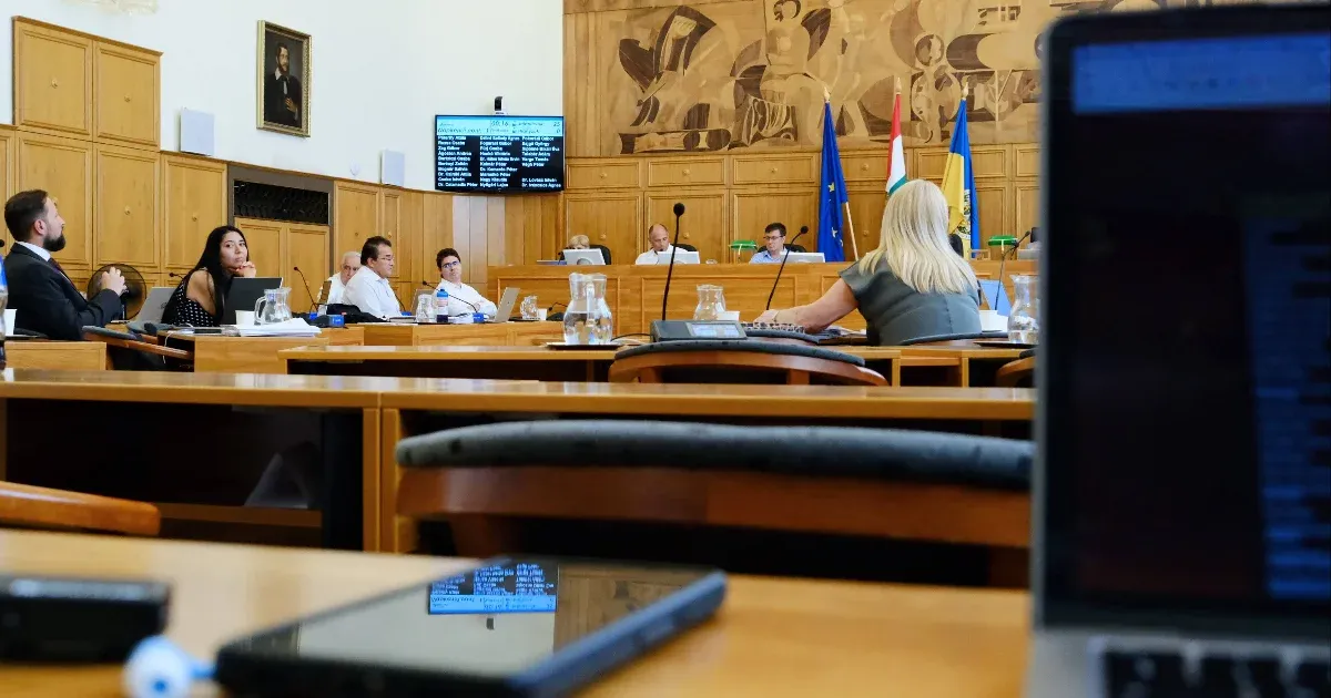 Nyilatkozatban ítélte el az ellehetetlenítési törvényt a pécsi közgyűlés, a kormánypárti képviselők nem szavaztak