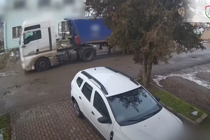 Elfelejtette behúzni a kéziféket, elszabadult a teherautó