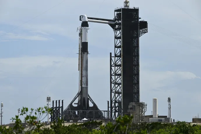 Falcon 9 hordozórakéta indulás előtt a floridai Cape Canaveral űrrepülőtéren 2025. június 10-én – Fotó: Koszticsák Szilárd / MTI
