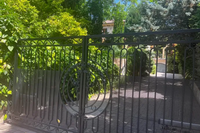 Újabb budai villáról posztolta ki Hadházy, hogy az Matolcsy Ádám cégéé