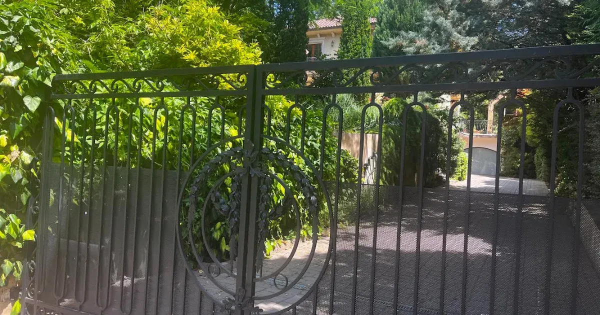 Újabb budai villáról posztolta ki Hadházy, hogy az Matolcsy Ádám cégéé