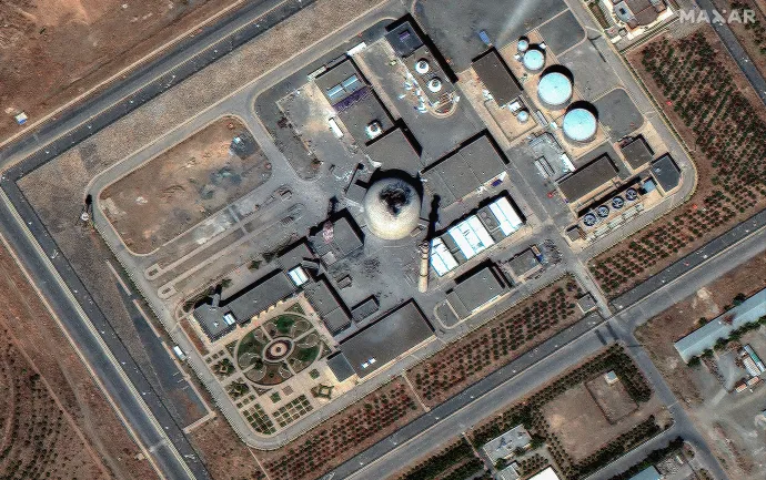 A létesítmény műholdképen, amin láthatóak a sérülések – Fotó: Satellite Image ©2025 Maxar Technologies / AFP