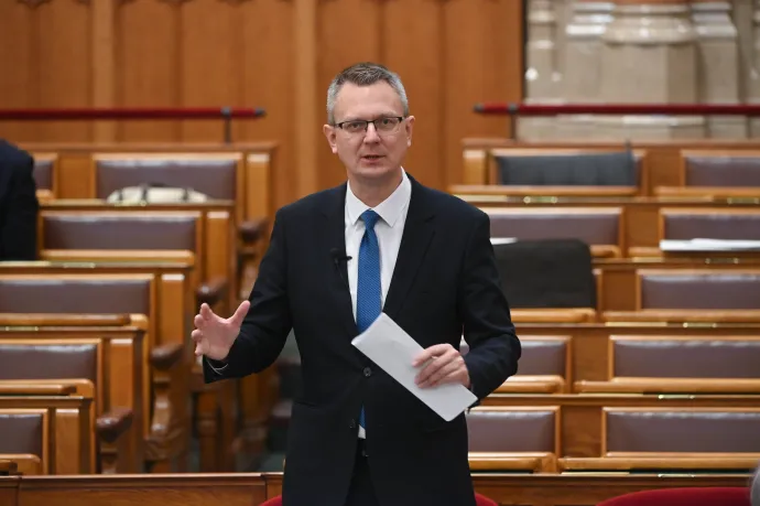 Rétvári Bence leszedte a Laponyi Zsolt őrmestert ábrázoló fotót a Facebook-oldaláról