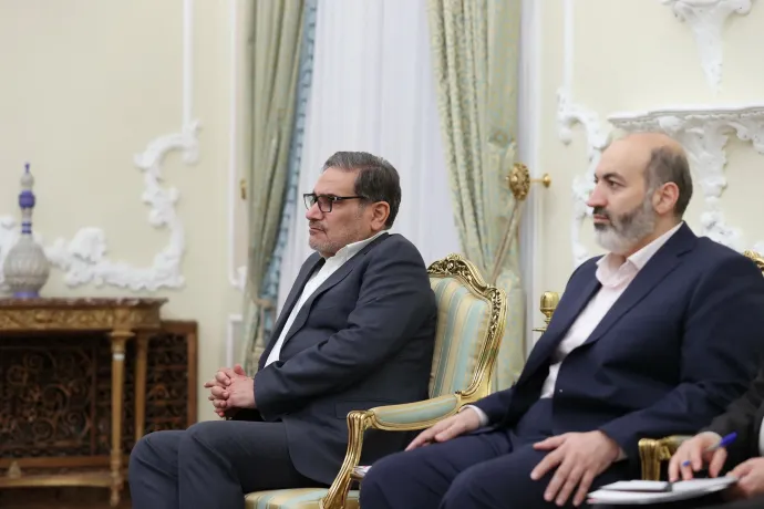 Ali Samháni (bal) és Ajit Doval indiai nemzetbiztonsági tanácsadó (jobb) 2023-ban – Fotó: Iranian Presidency / Anadolu Agency / AFP