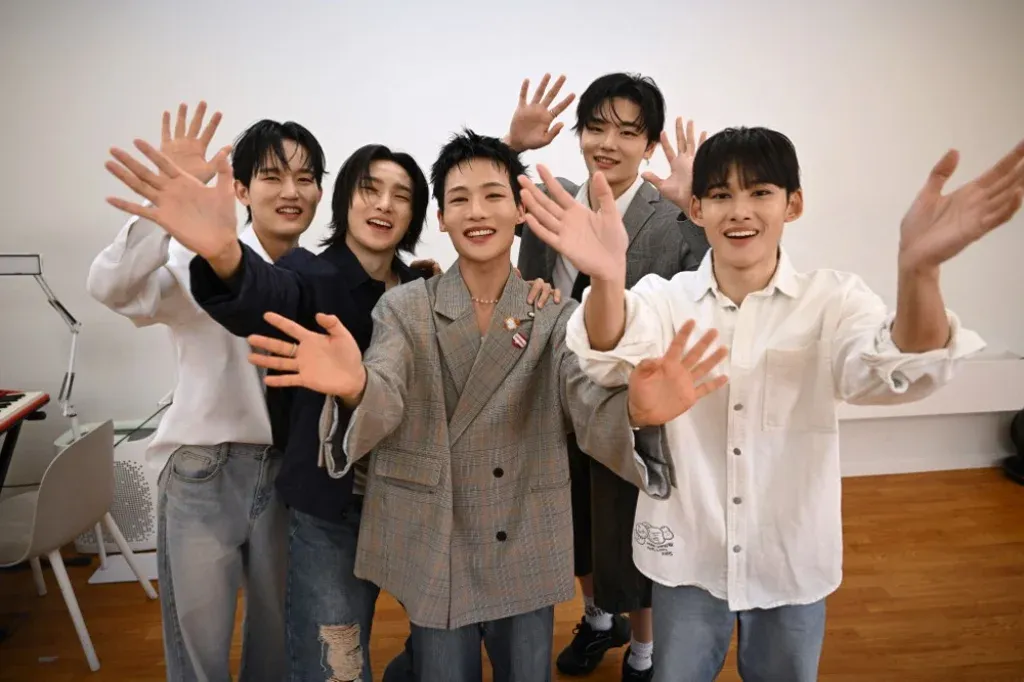 Észak-Koreából disszidált tagokból is álló fiúcsapat lehet a K-pop következő nagy dobása – Forrás: Telex.hu