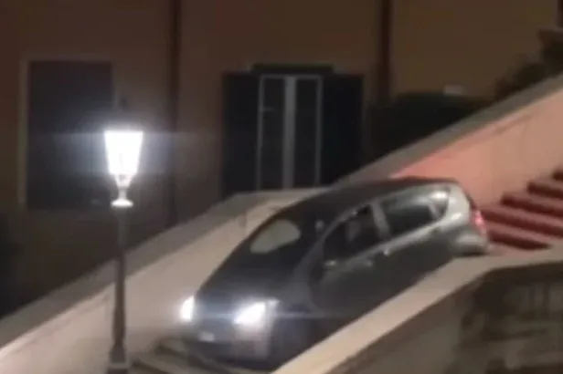 Egy 80 éves férfi lemanőverezett az autójával a római Spanyol lépcsőn