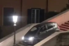 Egy 80 éves férfi lemanőverezett az autójával a római Spanyol lépcsőn