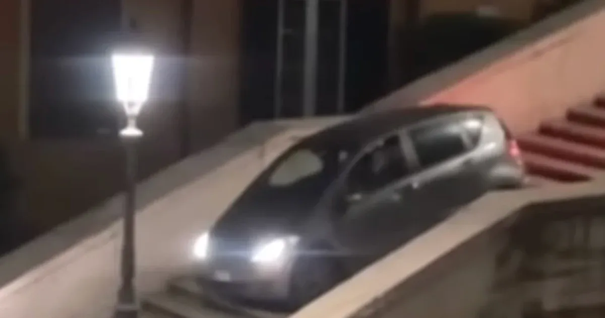 Egy 80 éves férfi lemanőverezett az autójával a római Spanyol lépcsőn