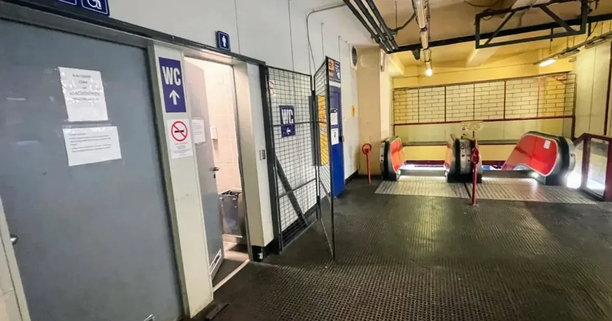 Sorszámot kell húzni hozzá, kóddal működik, és a MÁV-pénztár mellett van, mi az?