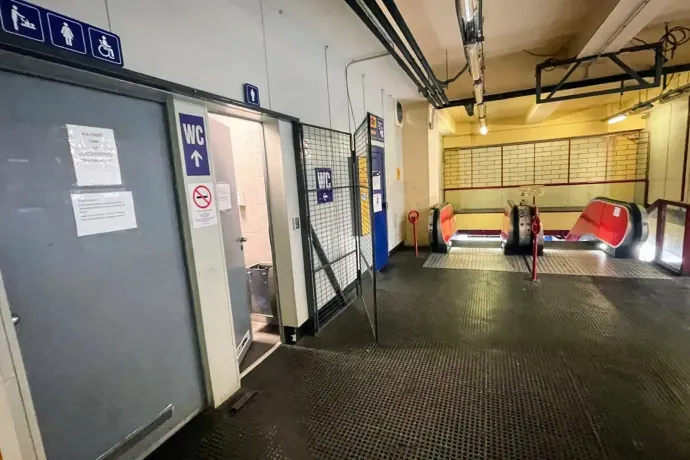Sorszámot kell húzni hozzá, kóddal működik, és a MÁV-pénztár mellett van, mi az?