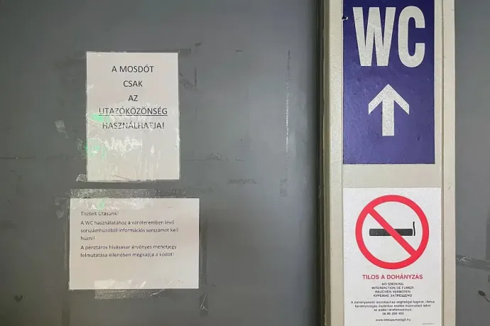 A nevezetes vécéajtó – Fotó: Tenczer Gábor / Telex
