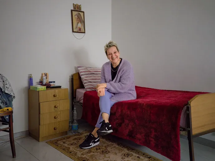 Az 54 éves Eugenia időseket ápol Olaszországban. A kép egy 94 éves asszony otthonában készült a Lecce tartománybeli Leveranóban, abban a szobában, ahol Eugeniát elszállásolták. A román nő azért hagyta el az országot, hogy elmeneküljön egy bántalmazó kapcsolat elől – attól félt, hogy a férje megöli. Olaszország, 2022. május 3. – Fotó: Cosmin Bumbuț