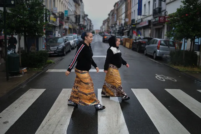 Cami és Gabriela felveszik gyermekeiket az iskolából Brüsszel Molenbeek negyedében. Ők egy Mehedinți megyéből származó roma család tagjai, akik a rasszizmus miatt nem jutottak oktatáshoz. Romániában a romákat diszkriminálják, és sokszor nem férnek hozzá az oktatáshoz, az egészségügyi és szociális szolgáltatásokhoz, ezért sokan kénytelenek elhagyni az országot, hogy eltartsák családjukat. Belgium, 2024. június 18. – Fotó: Cosmin Bumbuț