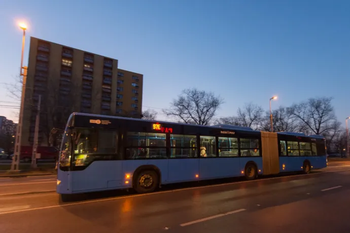 Két utas fent ragadt a garázsba tartó buszon, a sofőr nem engedte őket leszállni