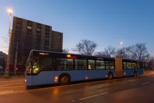 Két utas fent ragadt a garázsba tartó buszon, a sofőr nem engedte őket leszállni