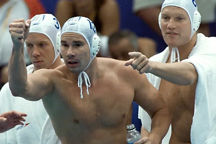 Märcz Tamás, Biros Péter és Vári Attila biztatják csapattársaikat 2000. szeptember 30-án Sydney-ben az olimpiai elődöntőben – Fotó: Greg Wood