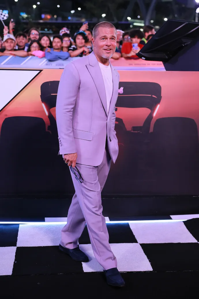Brad Pitt pózol az F1: The Movie című film bemutatóján, a Plaza Toreo Parque Centralon, a mexikói Naucalpan de Juarezben, 2025. június 9-én – Fotó: Manuel Velasquez / Getty Images
