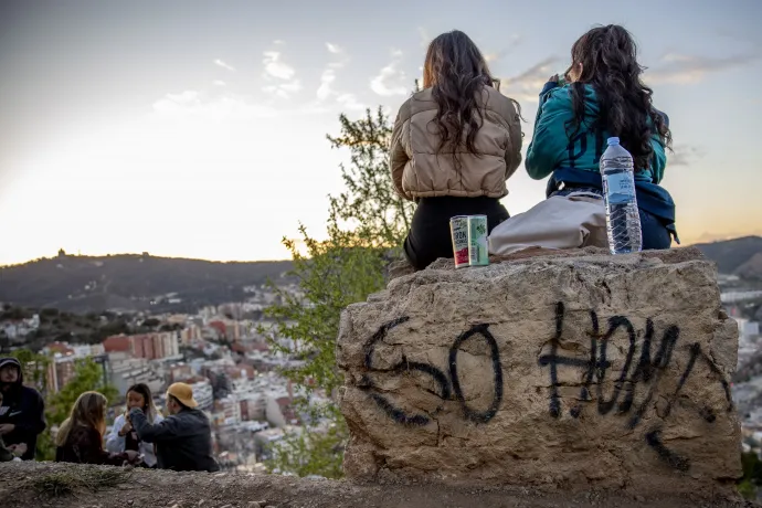 Graffiti a turisták által kedvelt kilátóponton, a barcelonai Carmel-bunkereknél – Fotó: Albert Llop / NurPhoto / AFP
