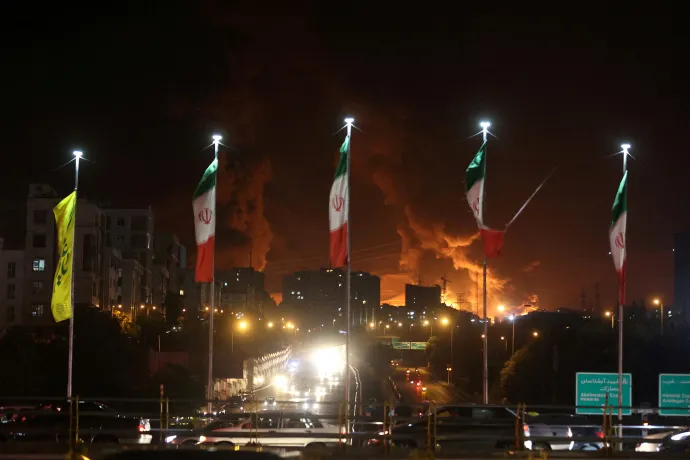 Tűz a teheráni Sahran olajraktárban egy izraeli rakétatámadás után 2025. június 15-én – Fotó: Majid Asgaripour / Reuters