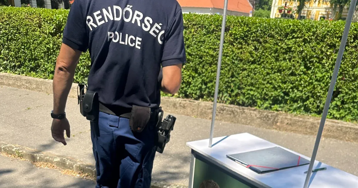 Korábban megkapták az engedélyt, mégis elküldték a rendőrök a Párbeszéd kitelepülését Vácról