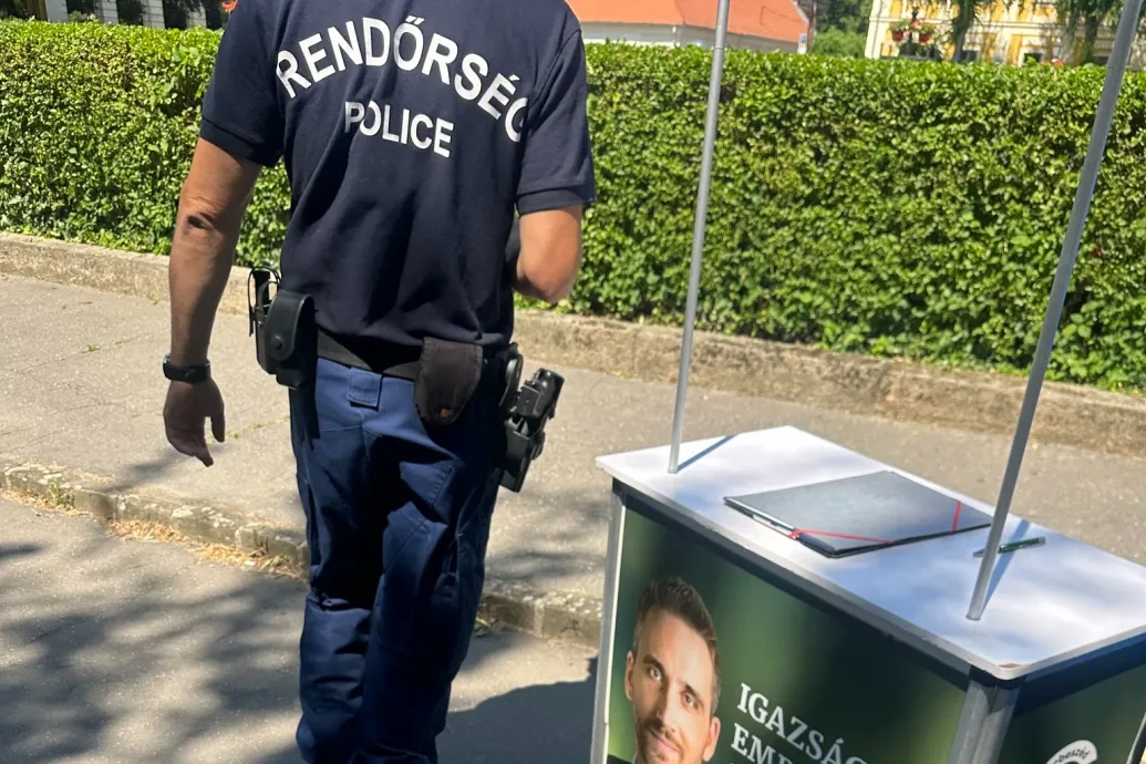 Korábban megkapták az engedélyt, mégis elküldték a rendőrök a Párbeszéd kitelepülését Vácról – Forrás: Telex.hu