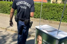 Korábban megkapták az engedélyt, mégis elküldték a rendőrök a Párbeszéd kitelepülését Vácról