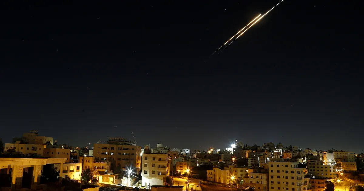 Irán és Izrael továbbra is támadja egymást, robbanások Tel-Aviv felett, és iráni városokban