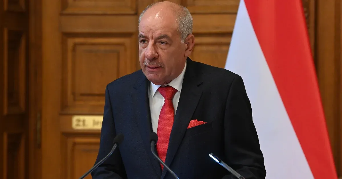 Sulyok Tamás is aláírta a törvényt, amely kettős állampolgároktól veheti el a magyar állampolgárságot