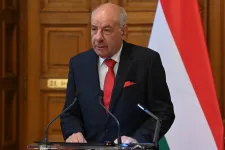 Sulyok Tamás aláírta a törvényt, amely kettős állampolgároktól veheti el a magyar állampolgárságot