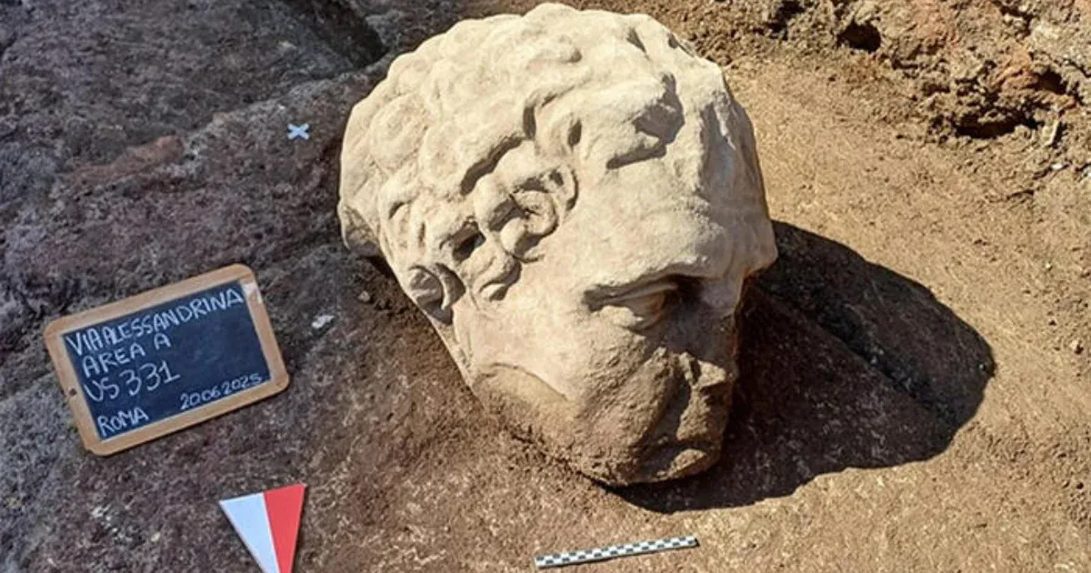 Monumentális márványfej került elő egy római ásatáson