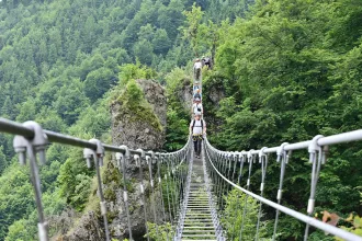 Közép-Európa leghosszabb kötélhídján kiderül, van-e tériszonyod