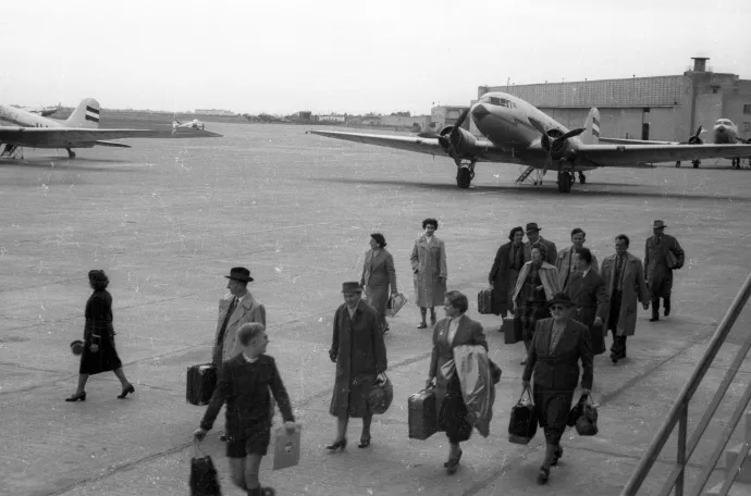 Utasok szállnak le egy LI-2-es gépről – Fotó: Sándor György / FSZEK Gyűjtemény / Fortepan
