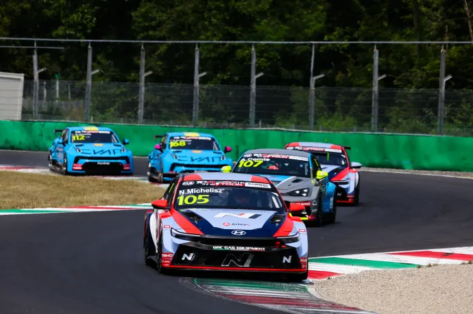 Michelisz a 9. helyről tört előre a 4.-ig, mindenkit nyomott Monzában