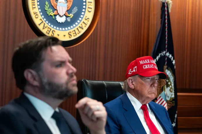 Donald Trump a Fehér Ház műveleti központjából követi az Irán elleni támadást – Fotó: Fehér Ház / X
