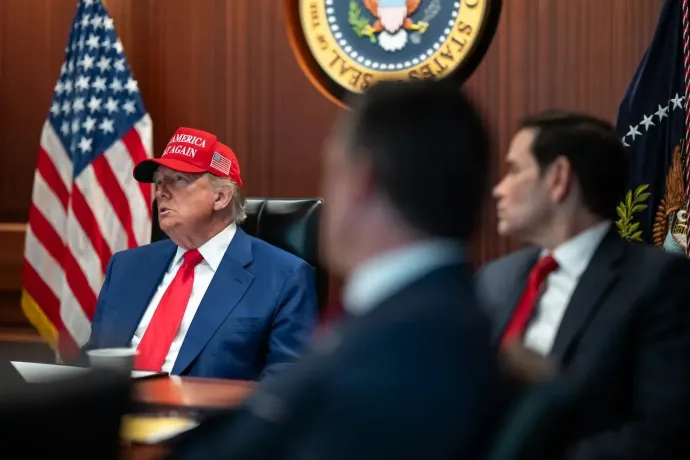 Donald Trump a Fehér Ház műveleti központjából követi az Irán elleni támadást – Fotó: Fehér Ház / X