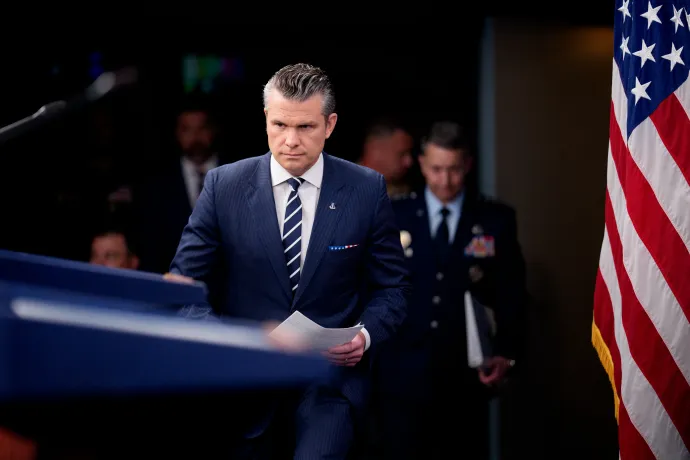 Pete Hegseth a Pentagonban tartott sajtótájékoztatón – Fotó: Andrew Harnik / 2025 Getty Images