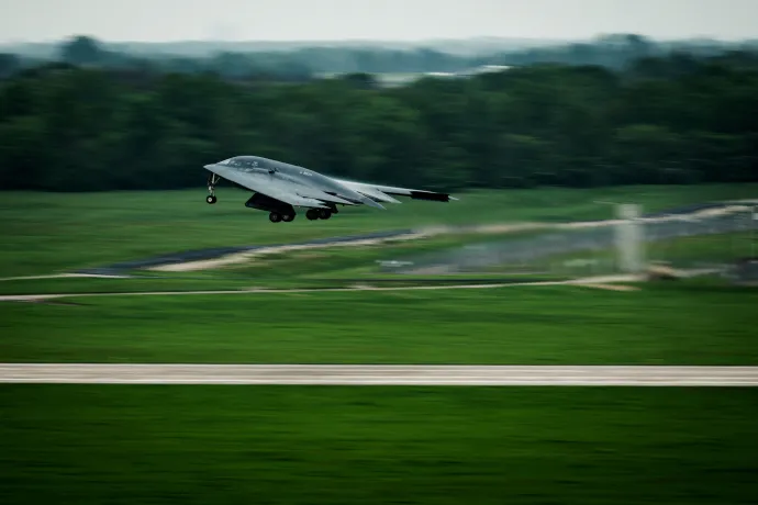 Egy B-2 Spirit lopakodó bombázó száll fel a Missouri állambeli Whiteman légibázison, 2025. április 30-án – Fotó: U.S. Air Force / Joshua Hastings / Reuters