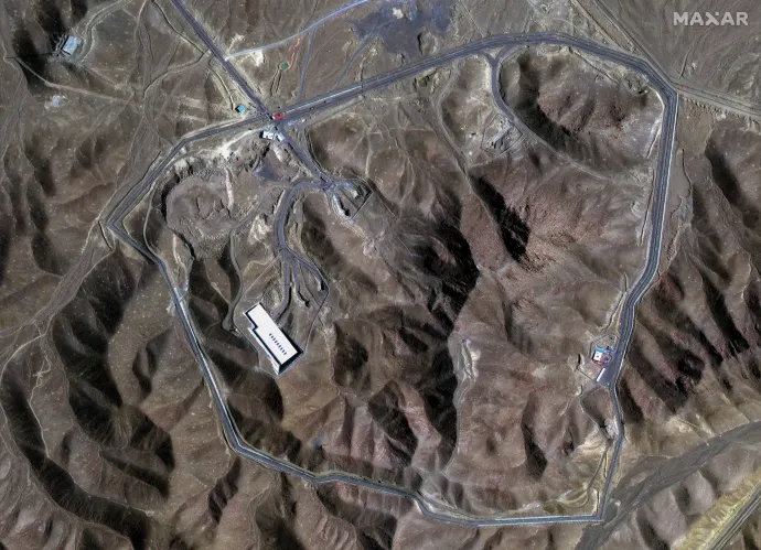 Fent a fordói atomlétesítmény június 19-i állapota, lent pedig a támadás után készült műholdkép – Fotó: AFP PHOTO/ SATELLITE IMAGE ©2025 MAXAR TECHNOLOGIES