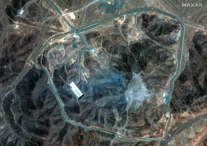 Fent a fordói atomlétesítmény június 19-i állapota, lent pedig a támadás után készült műholdkép – Fotó: AFP PHOTO/ SATELLITE IMAGE ©2025 MAXAR TECHNOLOGIES