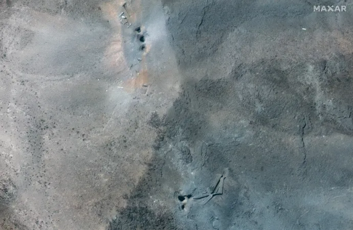 Kráterek a fordói atomlétesítmény környékén – Fotó: AFP PHOTO/ SATELLITE IMAGE ©2025 MAXAR TECHNOLOGIES
