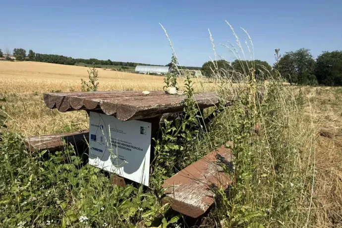 Nem néznek ki túl jól a 20 ezer euró uniós forrásból készült tengődi padok