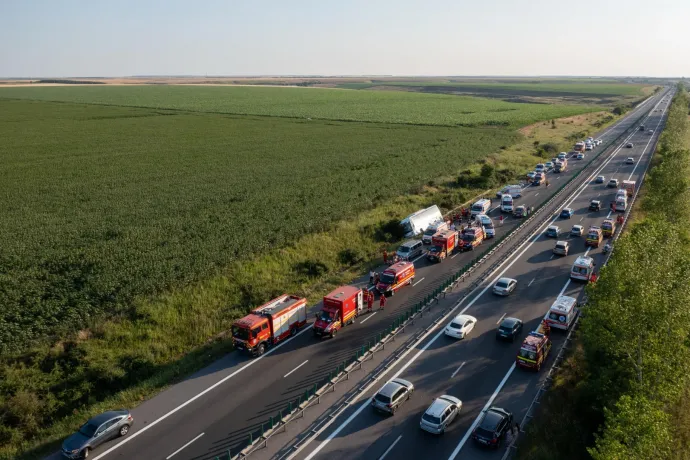Nagyváradi gyerekeket szállító autóbusz borult fel, egy ember meghalt, többen megsérültek