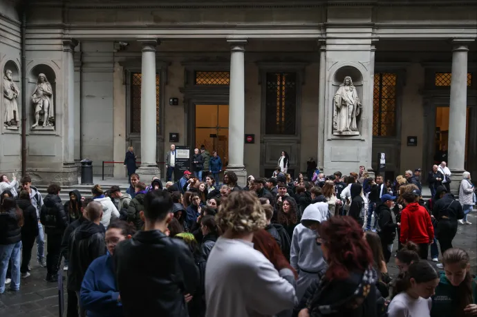 Korlátozná a múzeumi szelfizést a firenzei Uffizi-képtár, miután egy pózoló látogató beszakított egy festményt