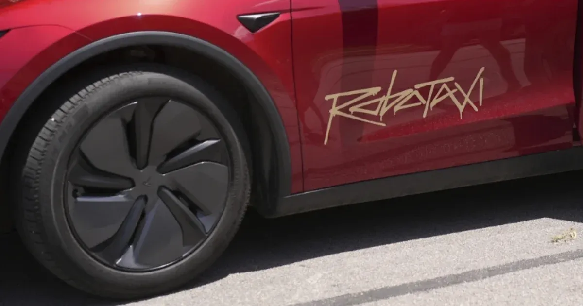 Több év ígérgetés után a Tesla végre bemutatta a robottaxiját